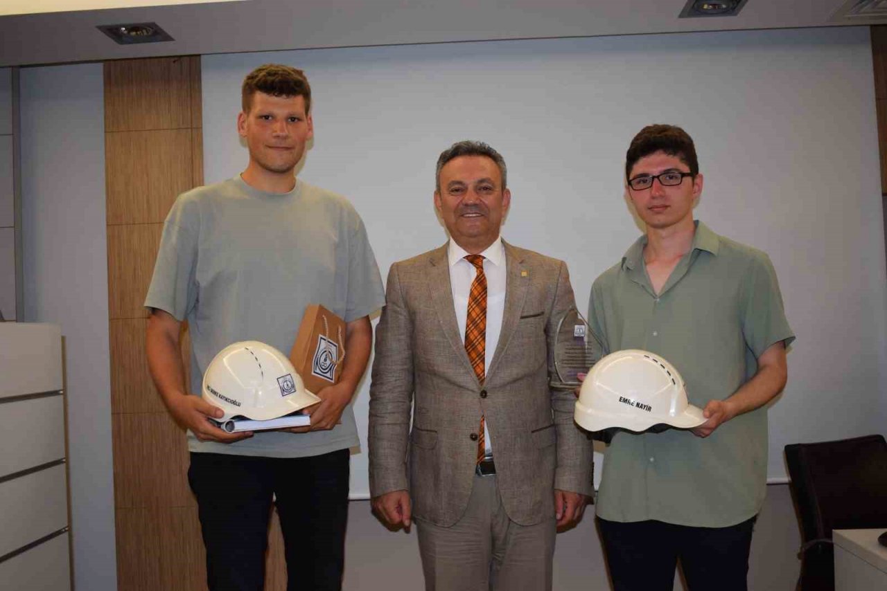 Derece ile mezun olan öğrencilere kutlama