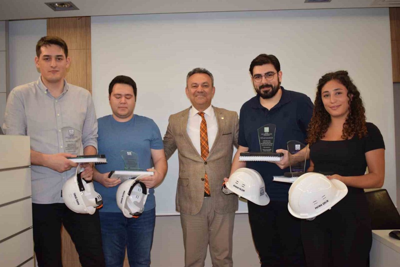 Derece ile mezun olan öğrencilere kutlama