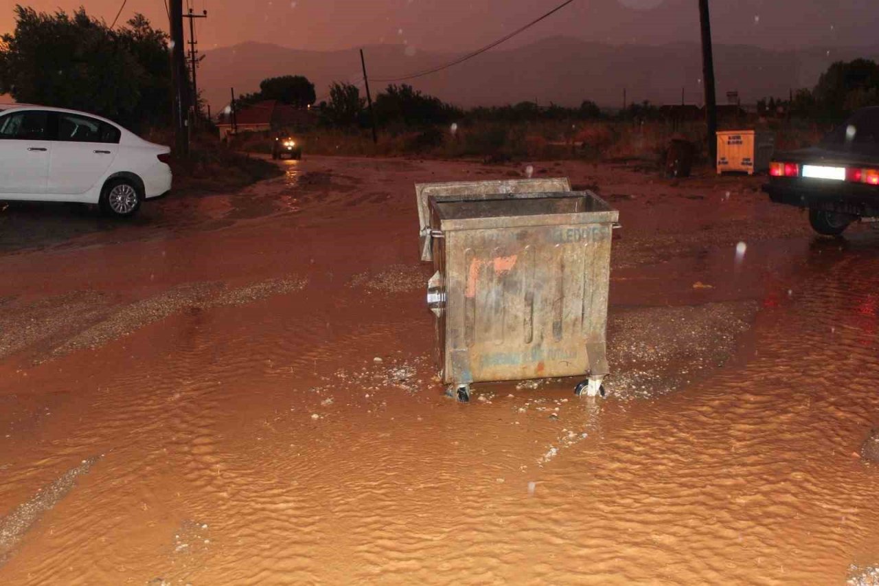 Manisa’da şiddetli yağış hayatı olumsuz etkiledi