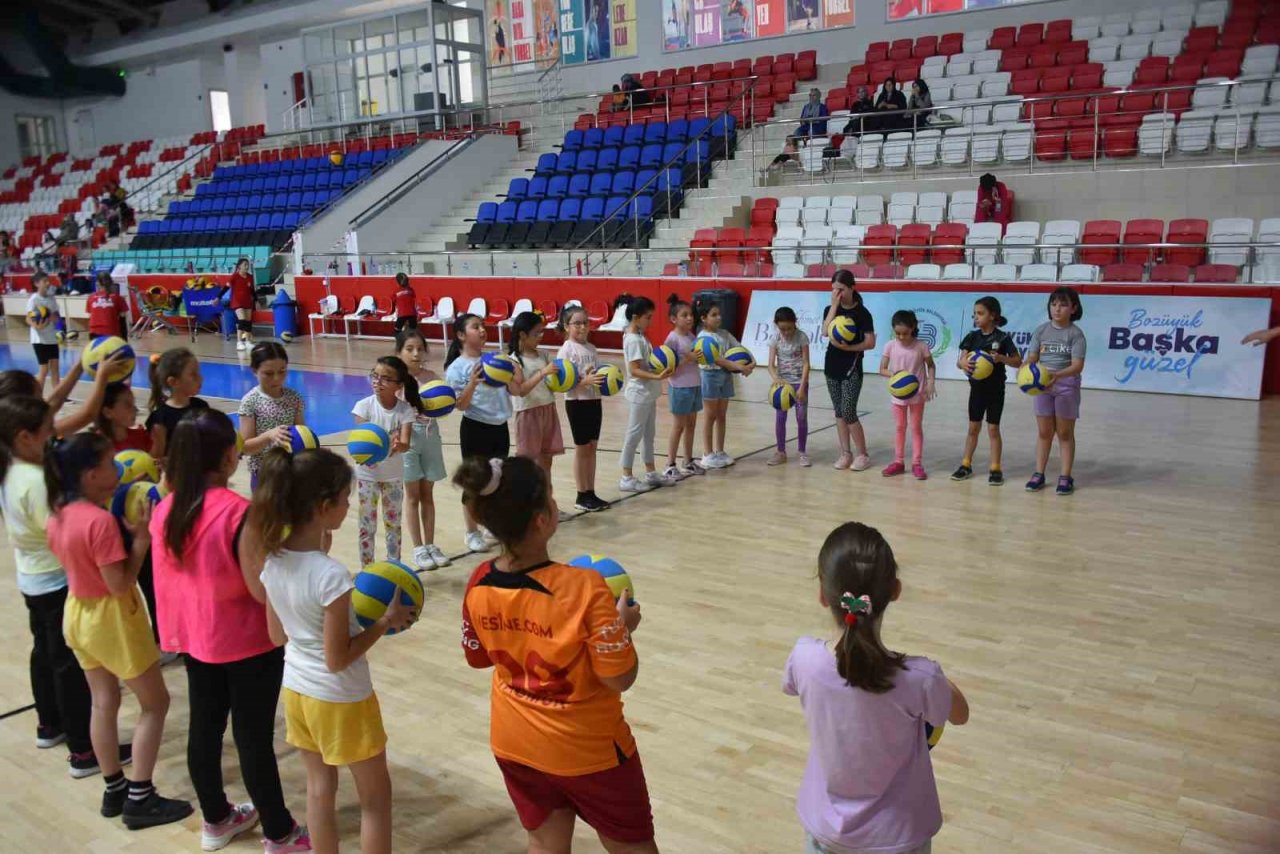 Minik voleybolcular ve minik yüzücüler çalışmalara başladı