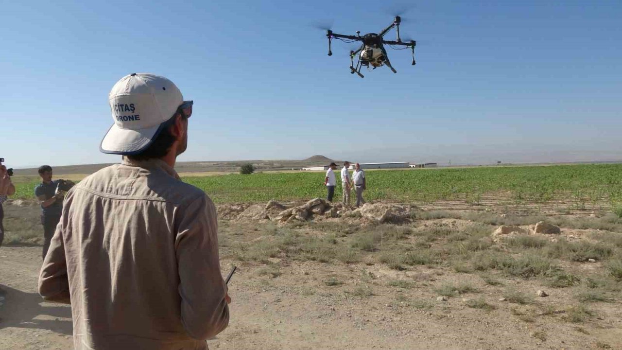 Niğde’de tarlalar dron ile ilaçlanıyor