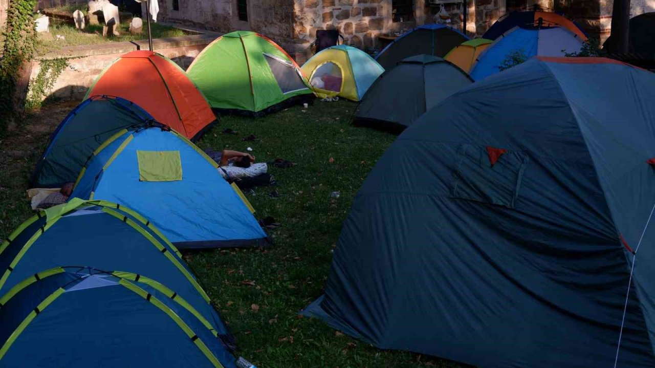 Otellerde yer bulamayan güreş sevdalıları, meydanlarda çadırlarda uyudu