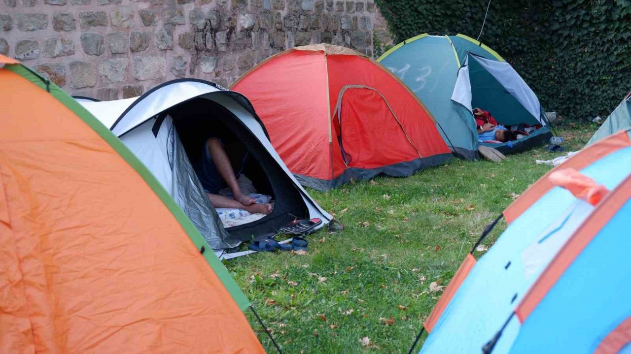 Otellerde yer bulamayan güreş sevdalıları, meydanlarda çadırlarda uyudu