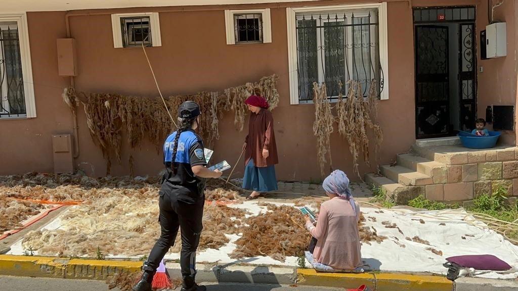 Sultanbeyli’de polisler hırsızlık olaylarına karşı vatandaşları uyarıyor