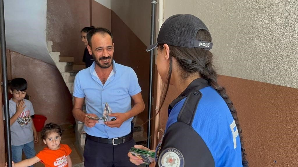 Sultanbeyli’de polisler hırsızlık olaylarına karşı vatandaşları uyarıyor