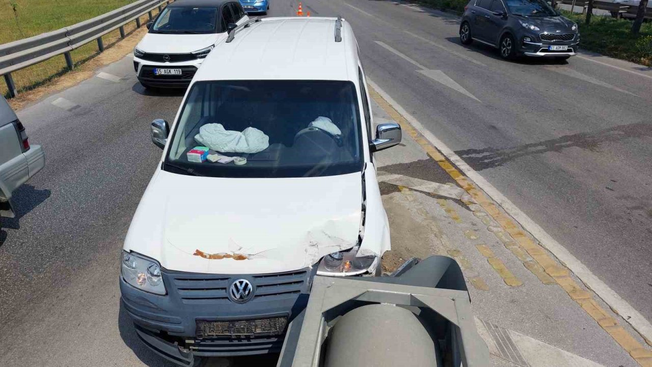 Samsun’da hafif ticari araç bariyere çarptı: 5 yaralı