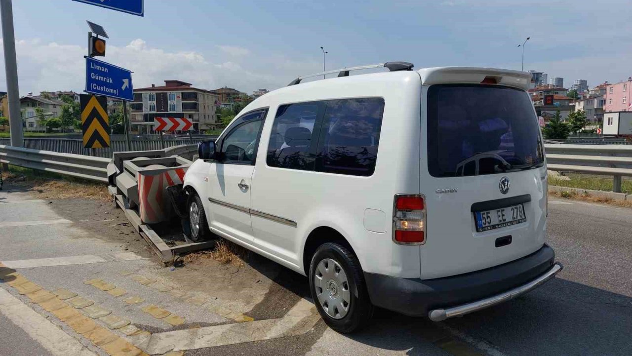Samsun’da hafif ticari araç bariyere çarptı: 5 yaralı