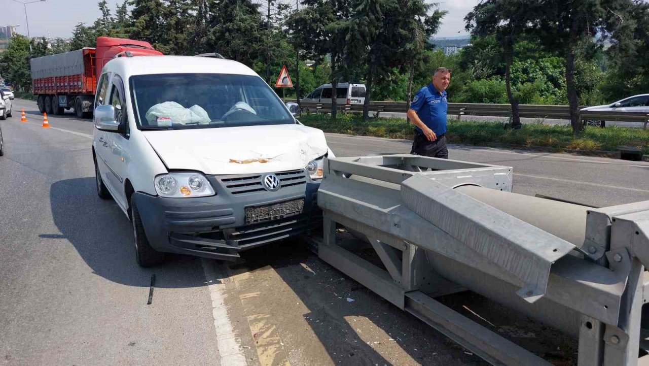 Samsun’da hafif ticari araç bariyere çarptı: 5 yaralı