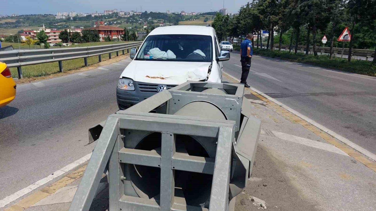 Samsun’da hafif ticari araç bariyere çarptı: 5 yaralı