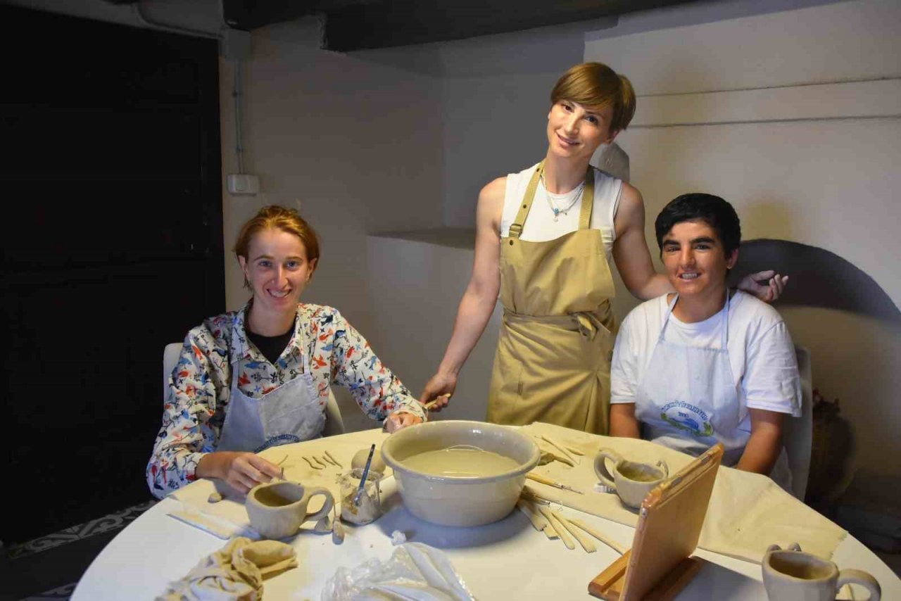 Sanatevi’nde “Çamurlu Eller” seramiğe şekil veriyor