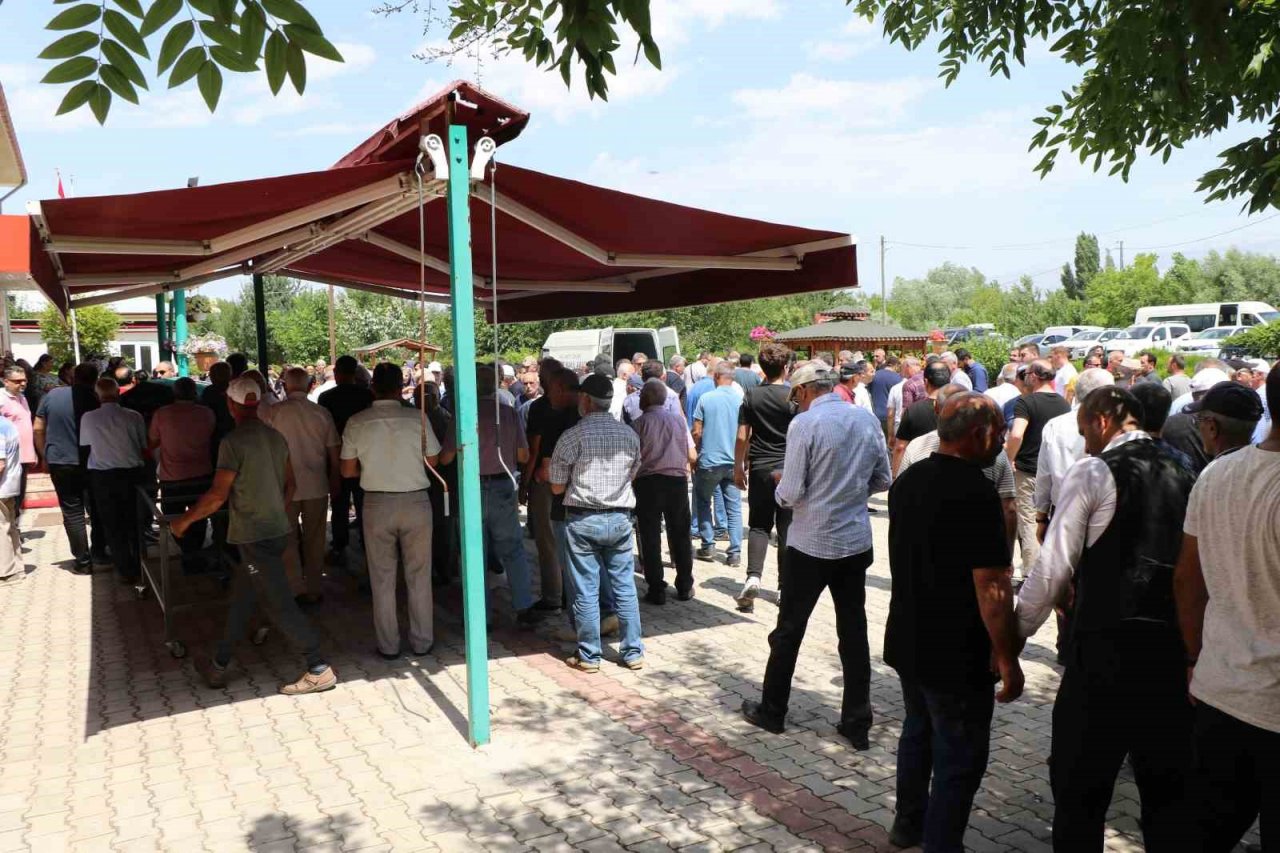 Şehit annesi son yolculuğuna uğurlandı