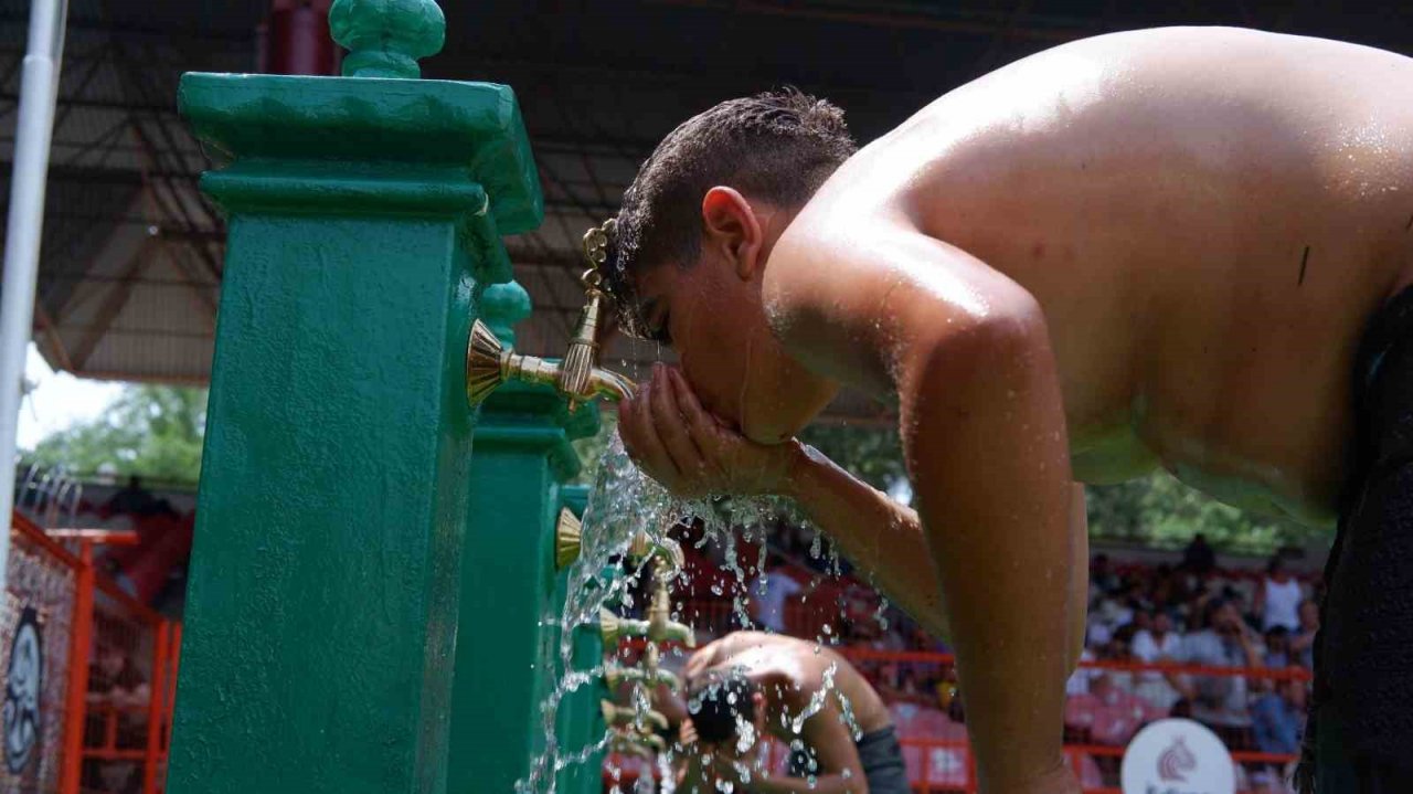 Kırkpınar’da pehlivanların sıcak havayla zorlu mücadelesi