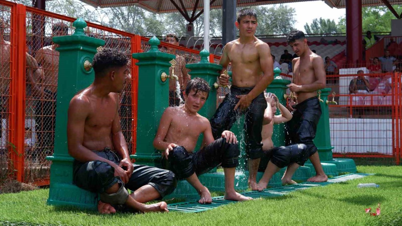 Kırkpınar’da pehlivanların sıcak havayla zorlu mücadelesi