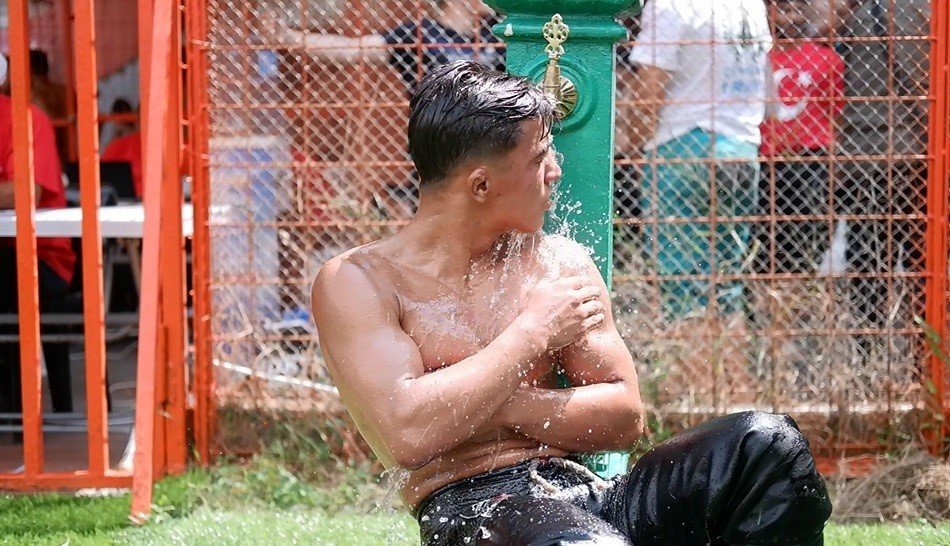 Kırkpınar’da pehlivanların sıcak havayla zorlu mücadelesi