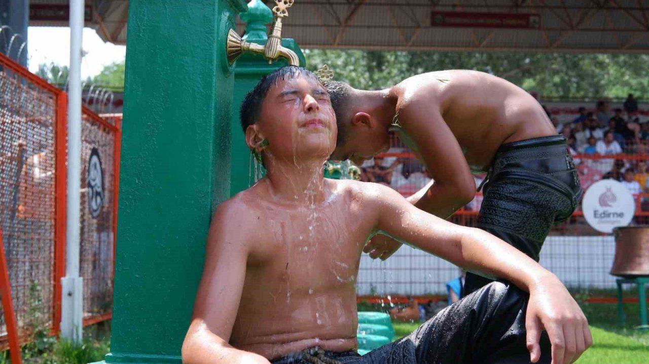 Kırkpınar’da pehlivanların sıcak havayla zorlu mücadelesi
