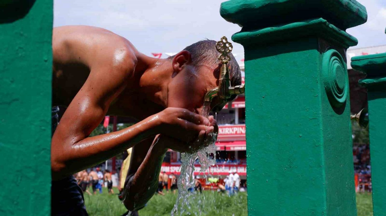 Kırkpınar’da pehlivanların sıcak havayla zorlu mücadelesi