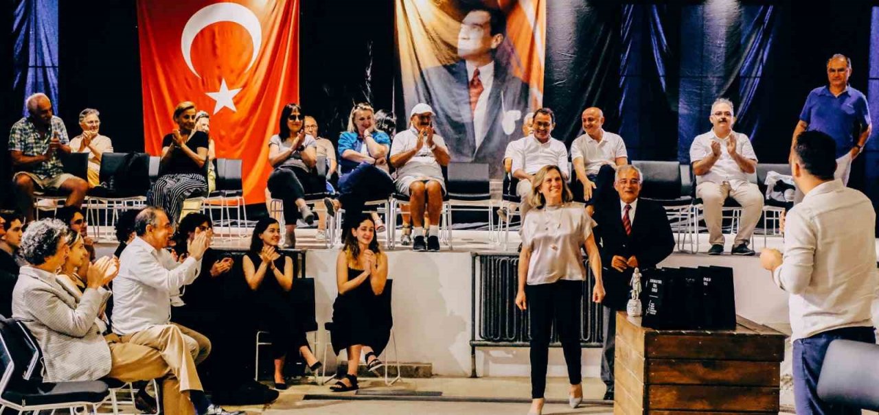 Genç sanatçılar ödüllerini aldı