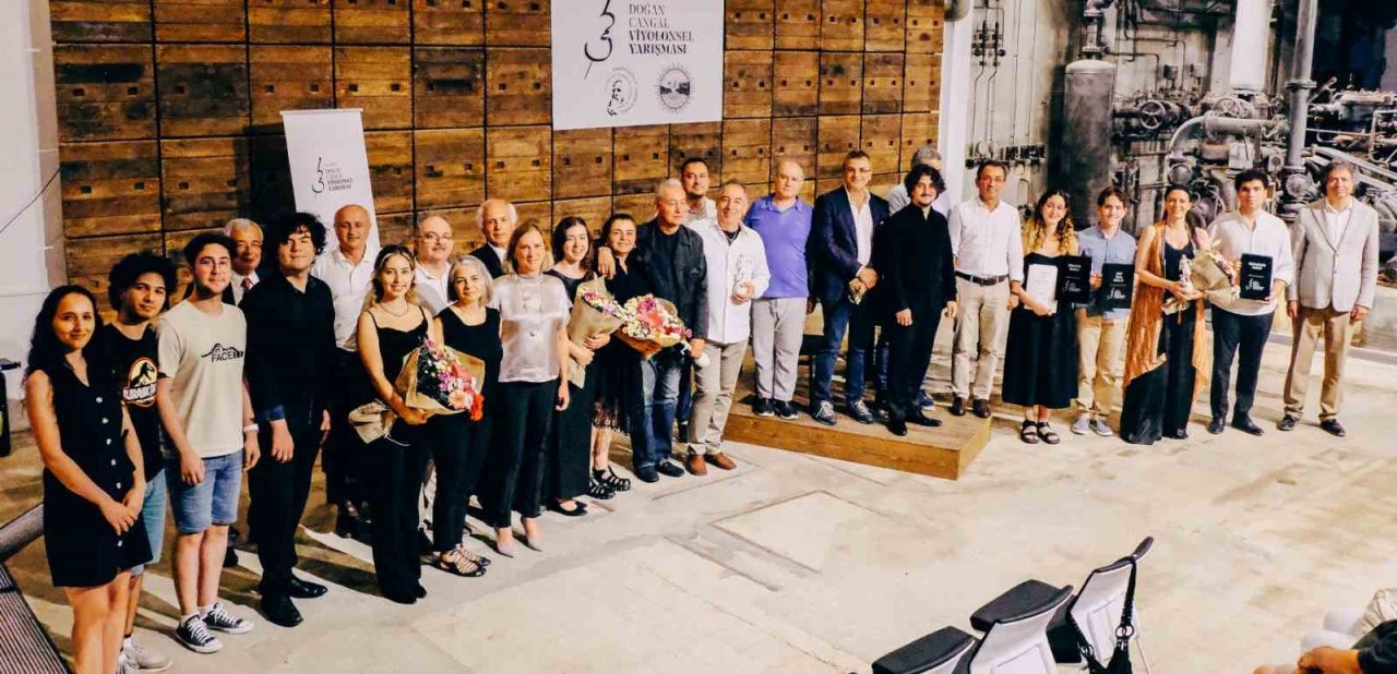 Genç sanatçılar ödüllerini aldı