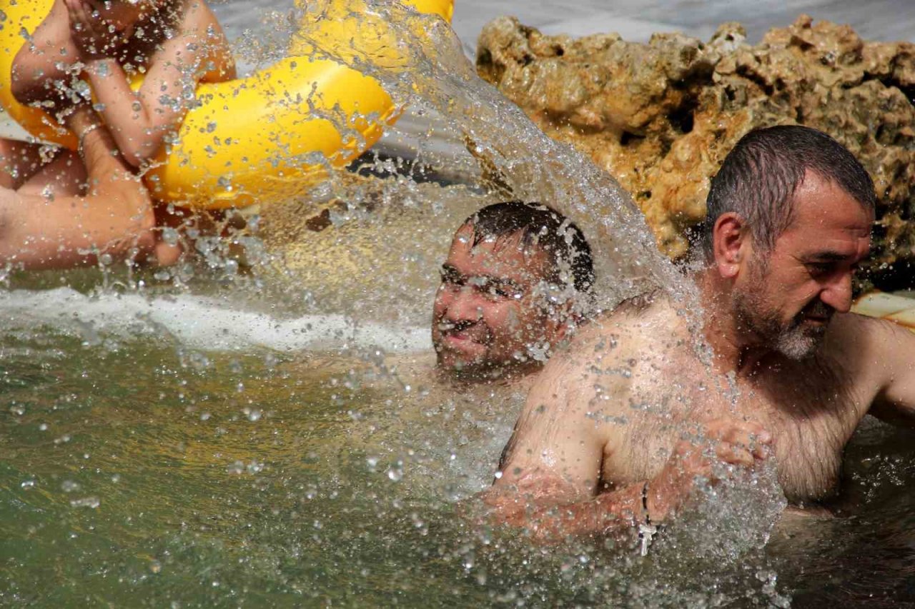 Kavurucu sıcaklarda serinleyip şifa buluyorlar