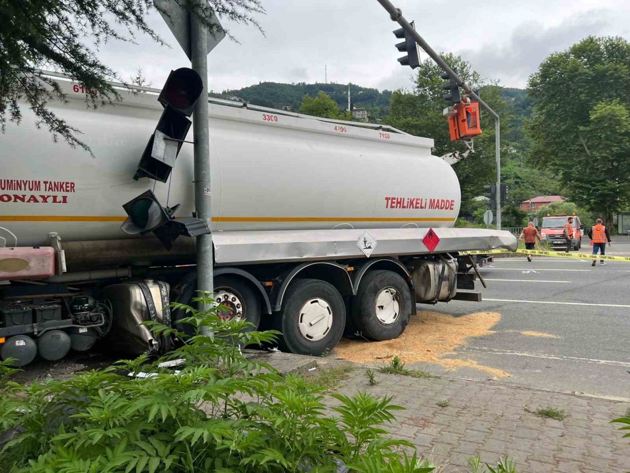 Trabzon’da yakıt tankeri ile Arap turistleri taşıyan minibüs çarpıştı: 5 yaralı