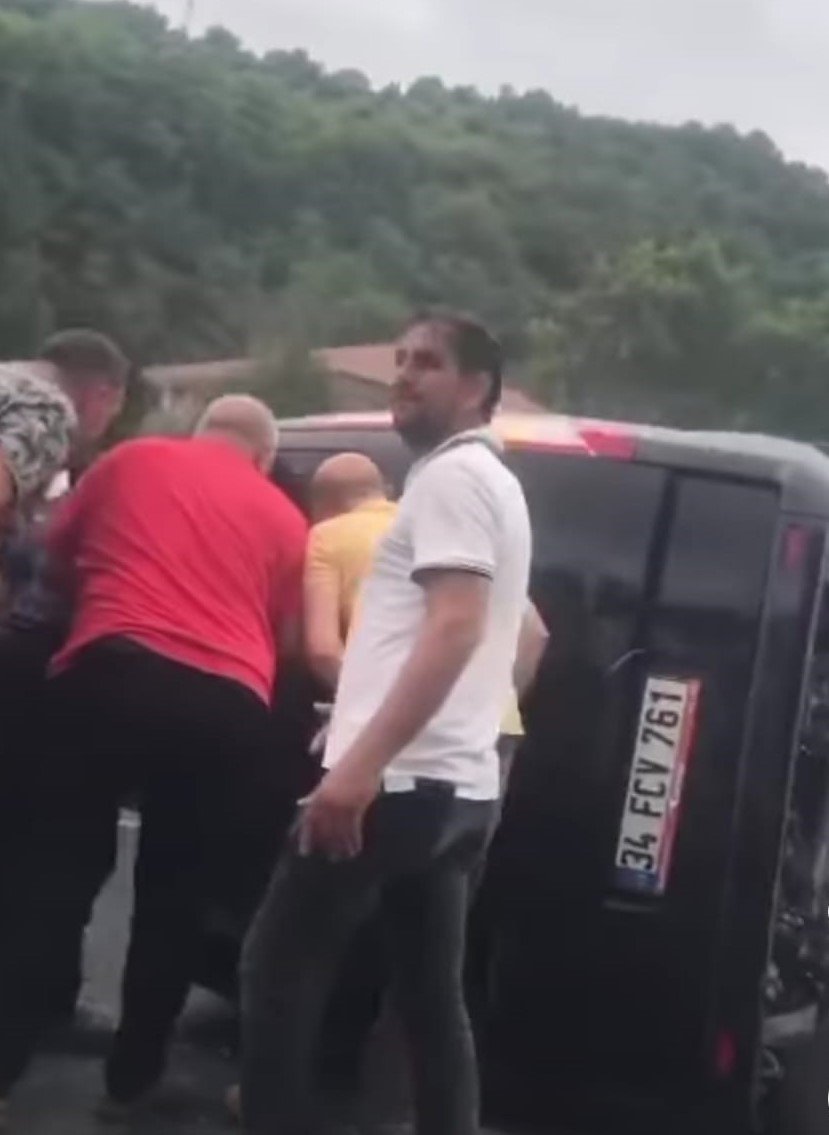 Trabzon’da yakıt tankeri ile Arap turistleri taşıyan minibüs çarpıştı: 5 yaralı