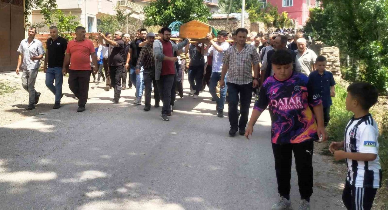 Traktör kazasında ölen eski Belediye Başkanı toprağa verildi