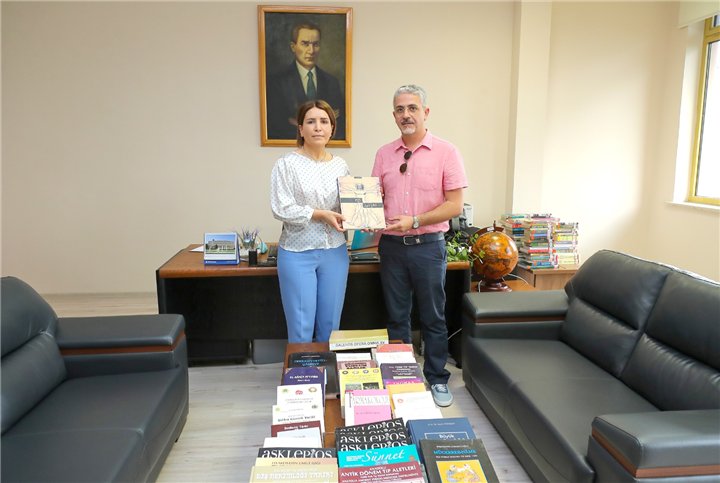 Bölüm başkanından üniversitesi kütüphanesine kitap bağışı