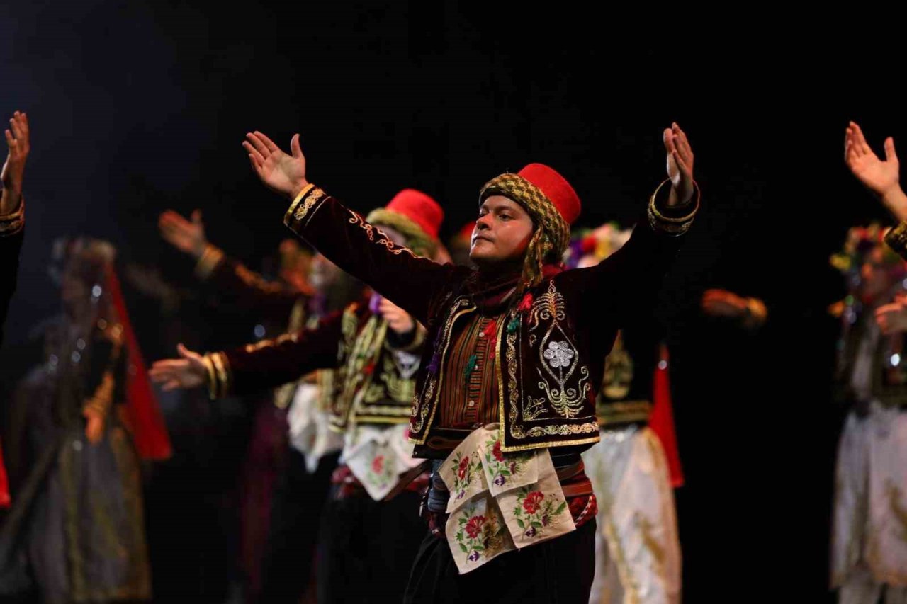 Karagöz Halk Dansları’ndan muhteşem final