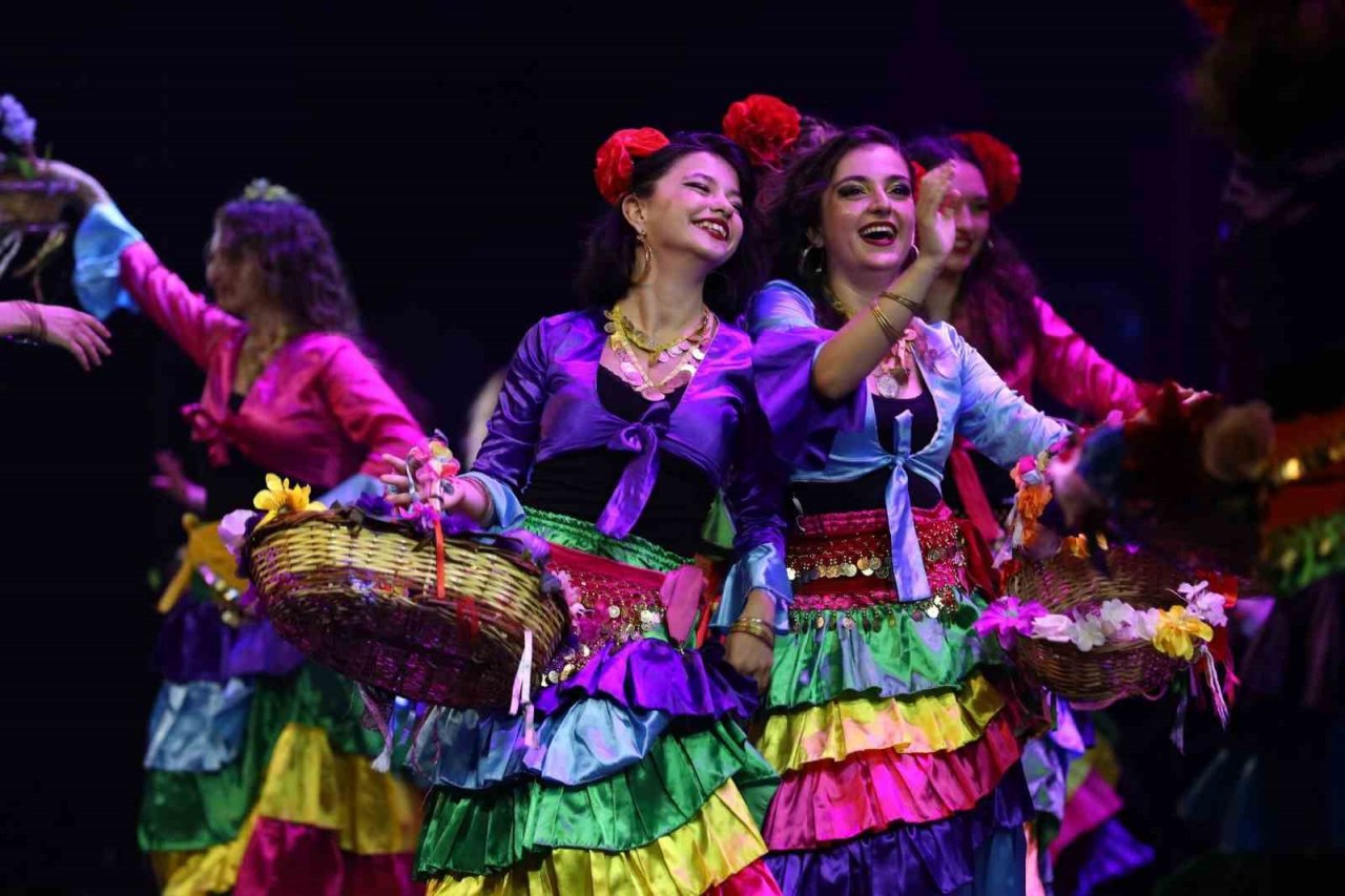 Karagöz Halk Dansları’ndan muhteşem final