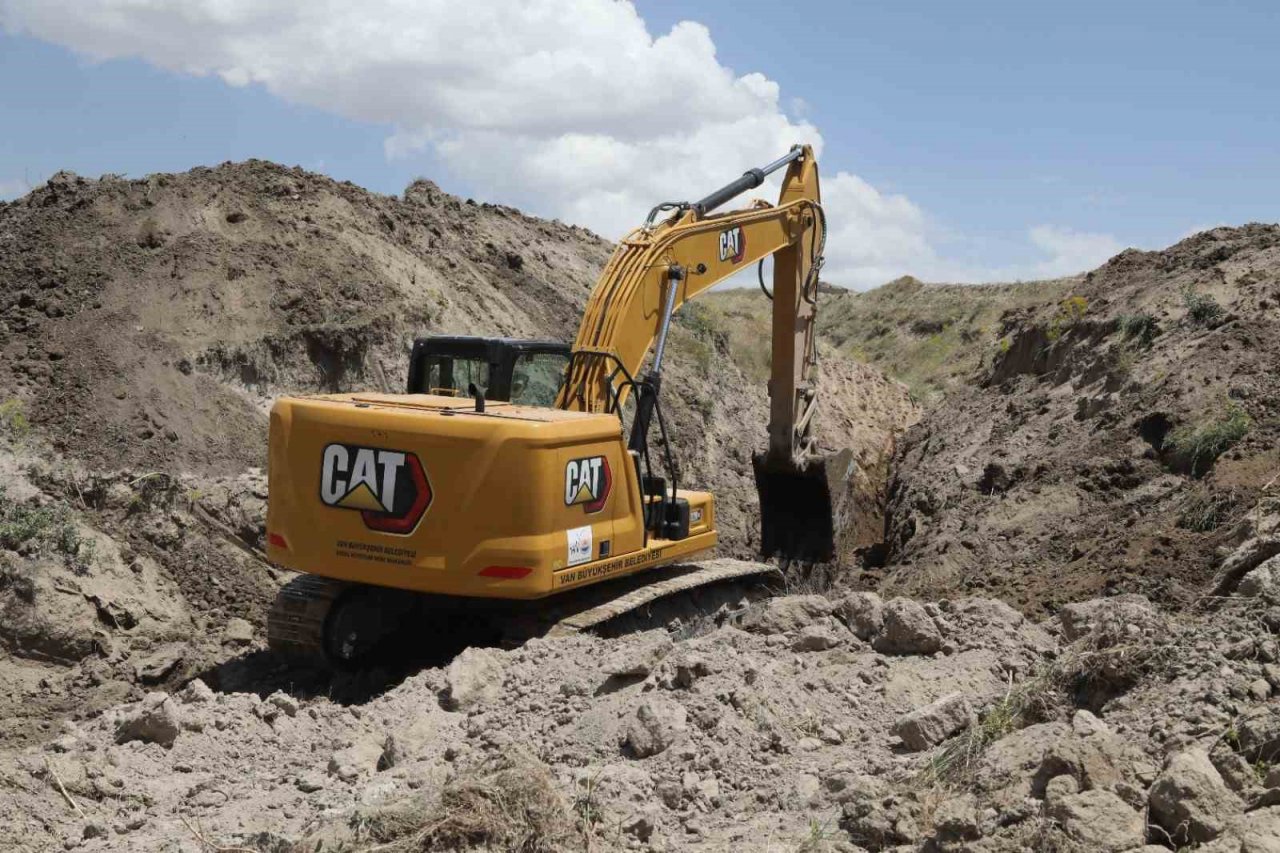 Muradiye’de tarımsal sulama kanalları ve göletler temizleniyor