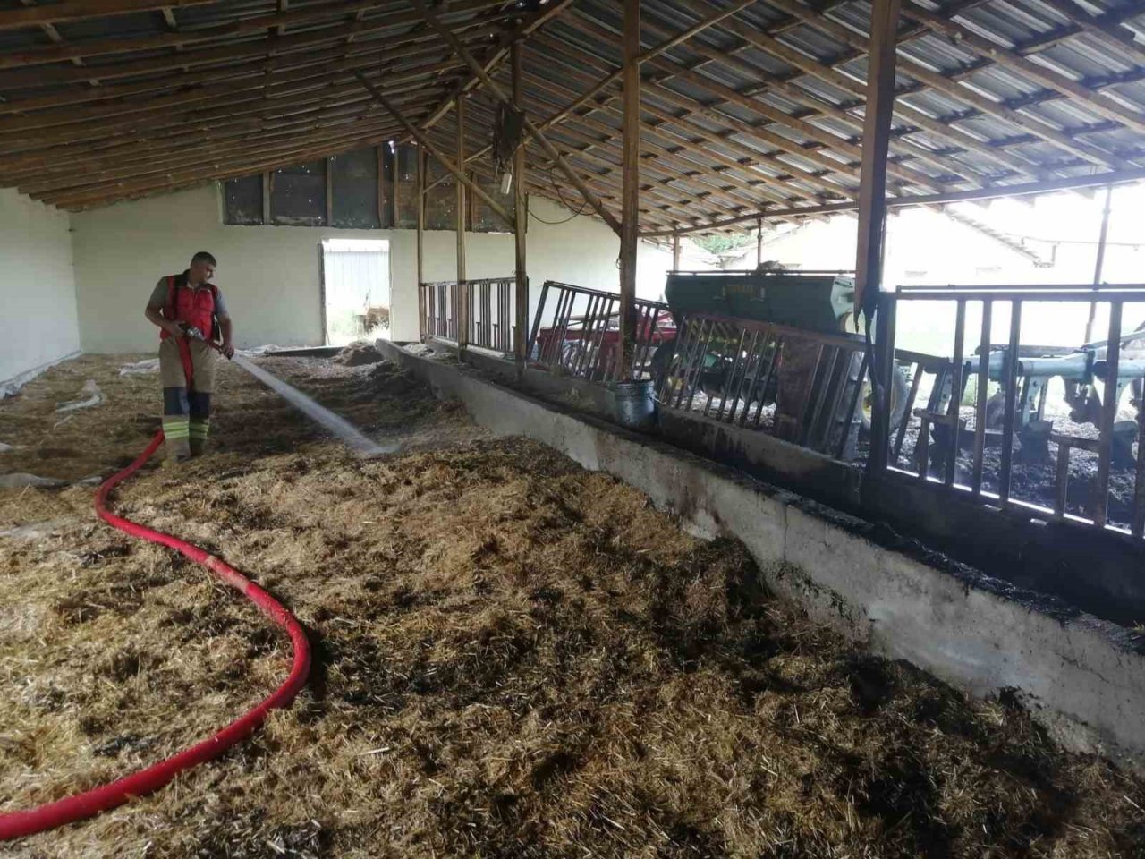 Besihanede çıkan yangın ekipler tarafından bürümeden söndürüldü