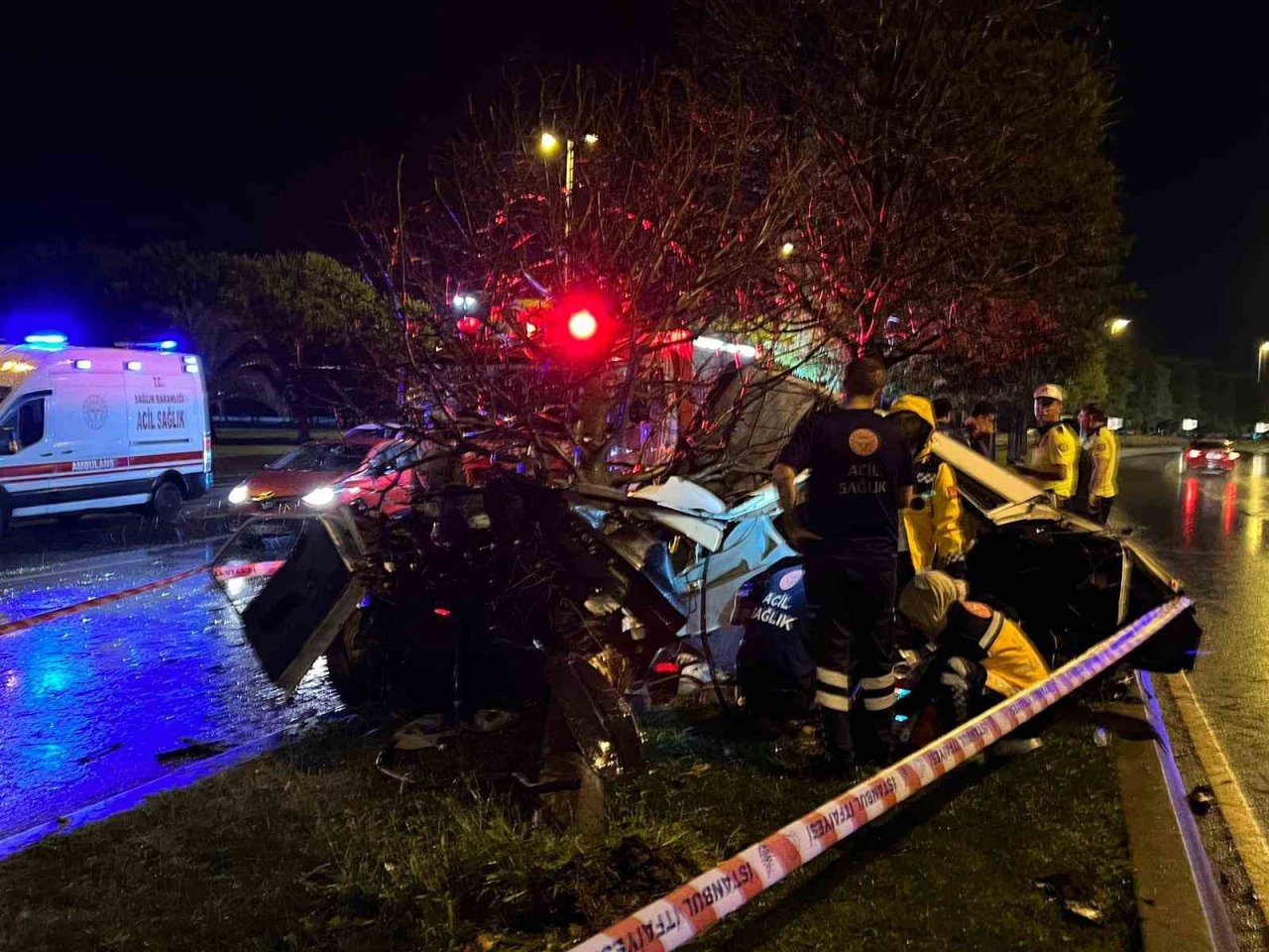 Kartal’da ağaca çarpan araç ikiye bölündü: 1 ölü, 1 yaralı