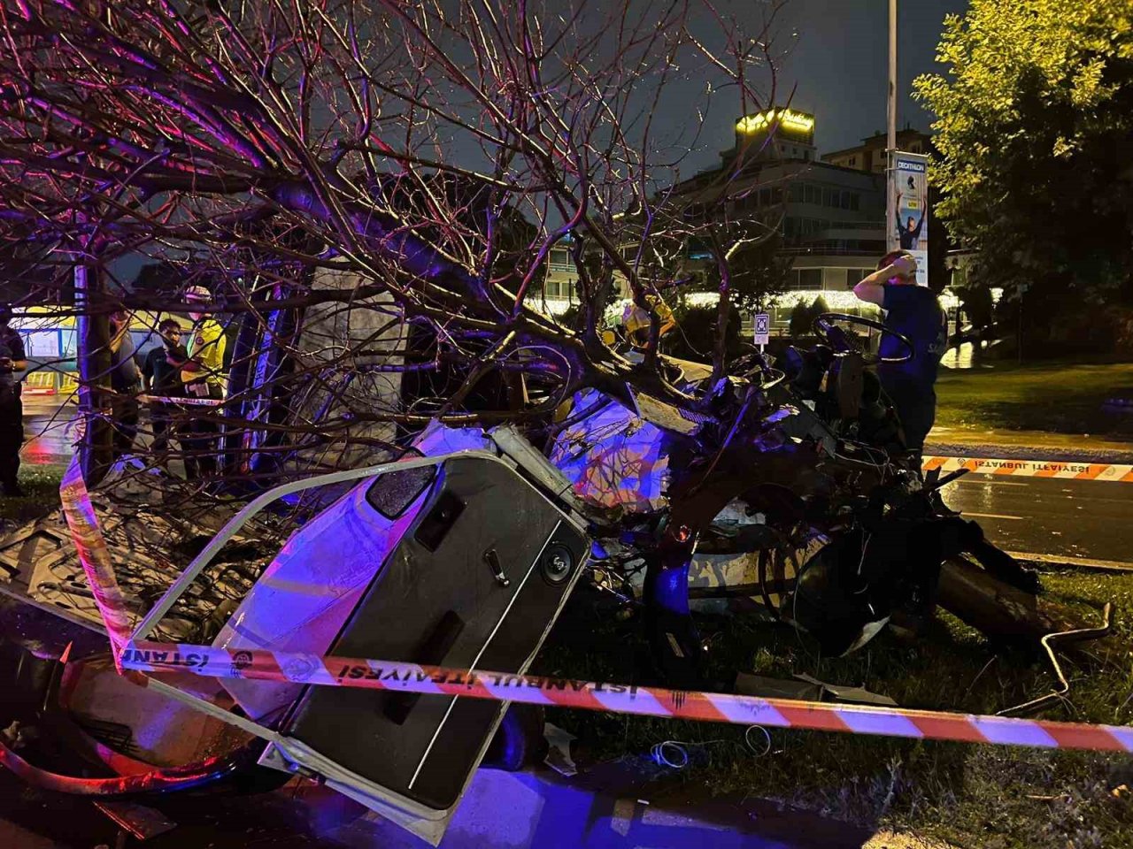 Kartal’da ağaca çarpan araç ikiye bölündü: 1 ölü, 1 yaralı