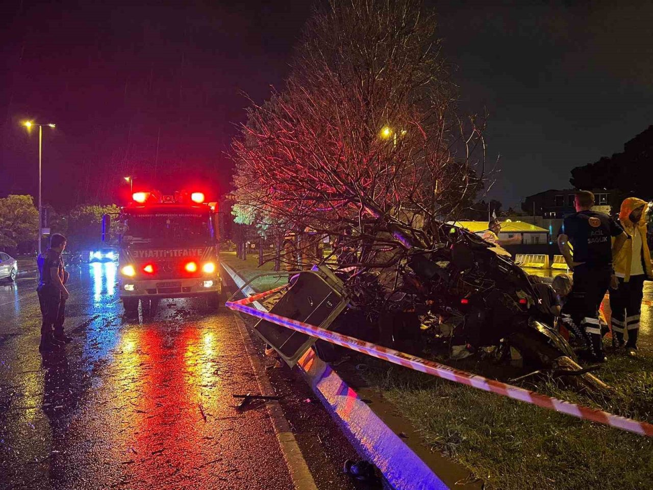 Kartal’da ağaca çarpan araç ikiye bölündü: 1 ölü, 1 yaralı
