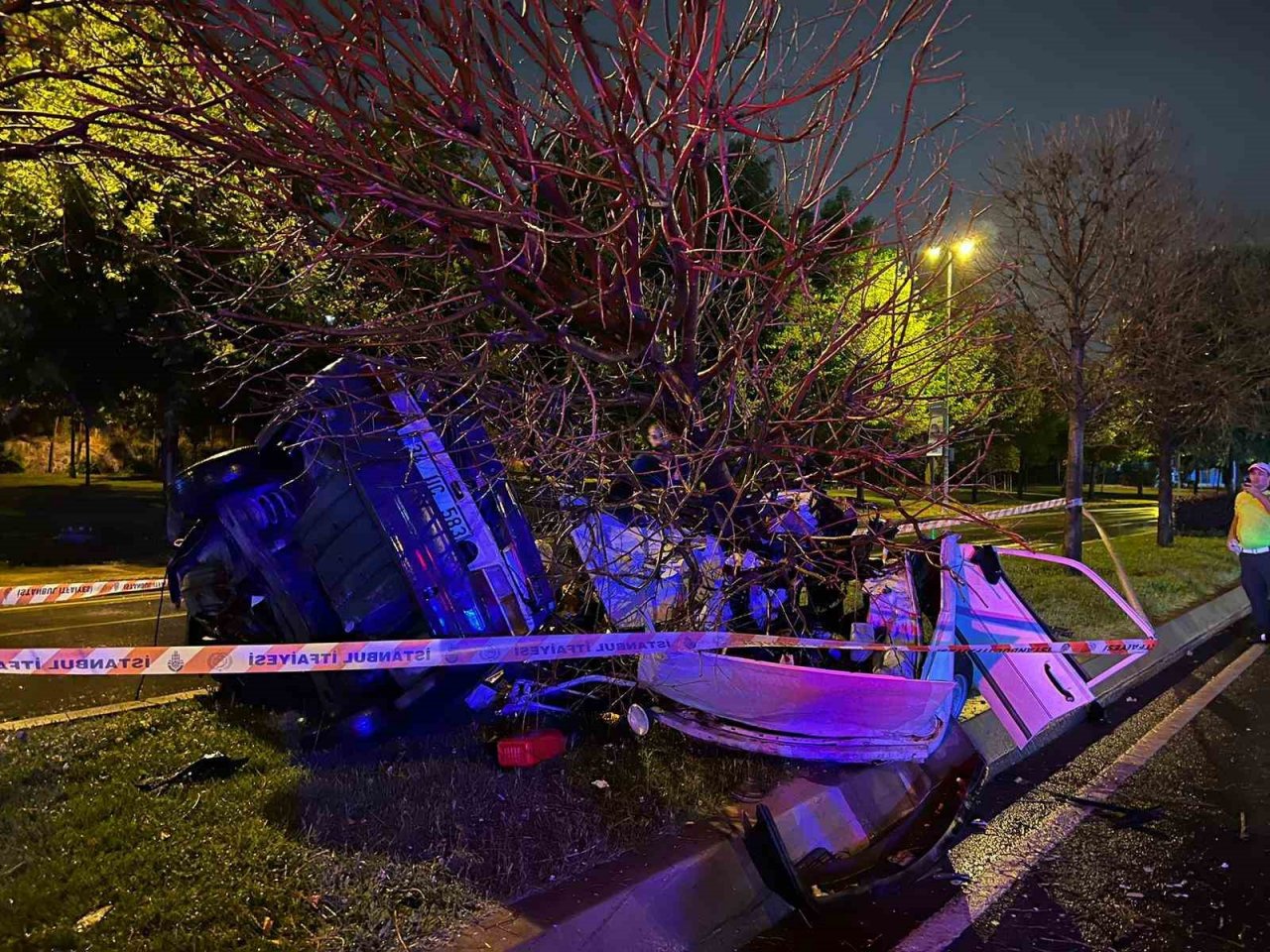 Kartal’da ağaca çarpan araç ikiye bölündü: 1 ölü, 1 yaralı