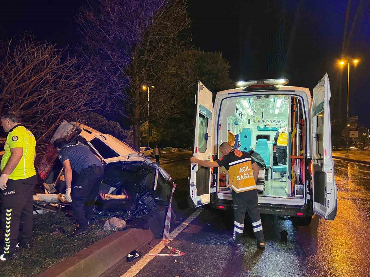 Kartal’da ağaca çarpan araç ikiye bölündü: 1 ölü, 1 yaralı