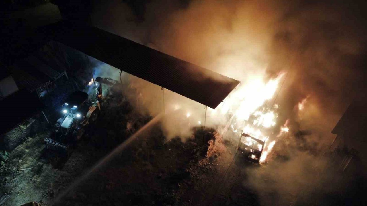 Saman yüklü kamyon alev alev yandı