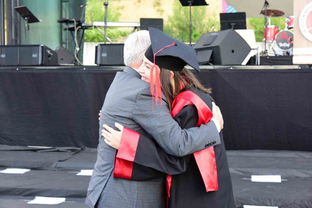 MKE fabrikasındaki patlamada şehit düşen babasının hayalini gerçekleştirdi, üniversiteyi dereceyle bitirdi