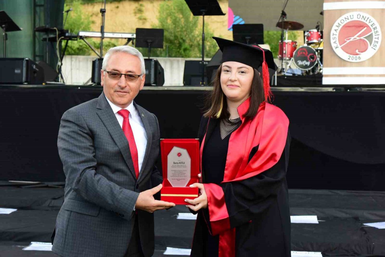 MKE fabrikasındaki patlamada şehit düşen babasının hayalini gerçekleştirdi, üniversiteyi dereceyle bitirdi