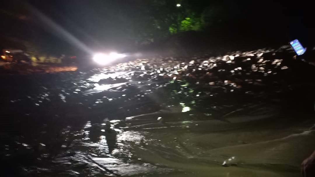 Artvin Şavşat kara yolu yolunda heyelan: Yol ulaşıma kapandı