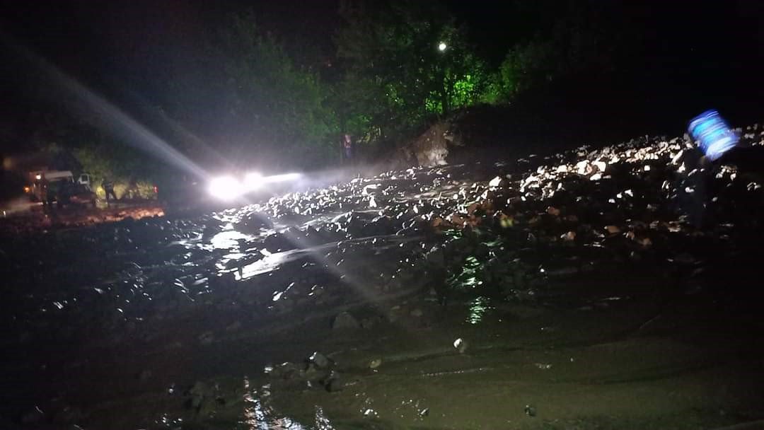 Artvin Şavşat kara yolu yolunda heyelan: Yol ulaşıma kapandı
