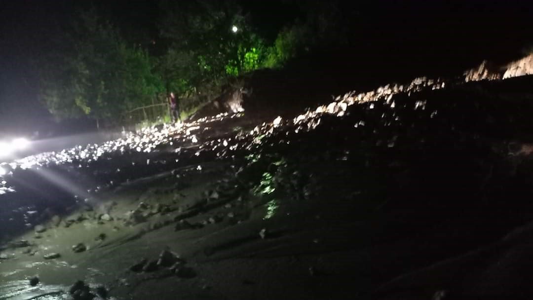 Artvin Şavşat kara yolu yolunda heyelan: Yol ulaşıma kapandı