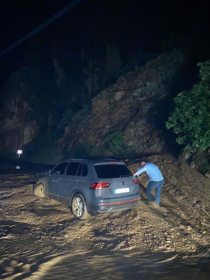 Artvin Şavşat kara yolu yolunda heyelan: Yol ulaşıma kapandı