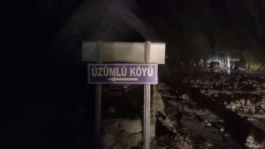 Artvin Şavşat kara yolu yolunda heyelan: Yol ulaşıma kapandı