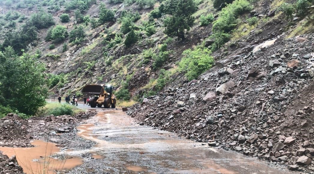 Artvin’de sağanak heyelan ve su baskınlarına neden oldu