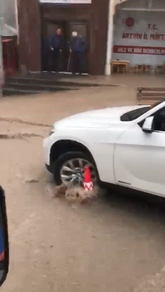 Artvin’de sağanak heyelan ve su baskınlarına neden oldu