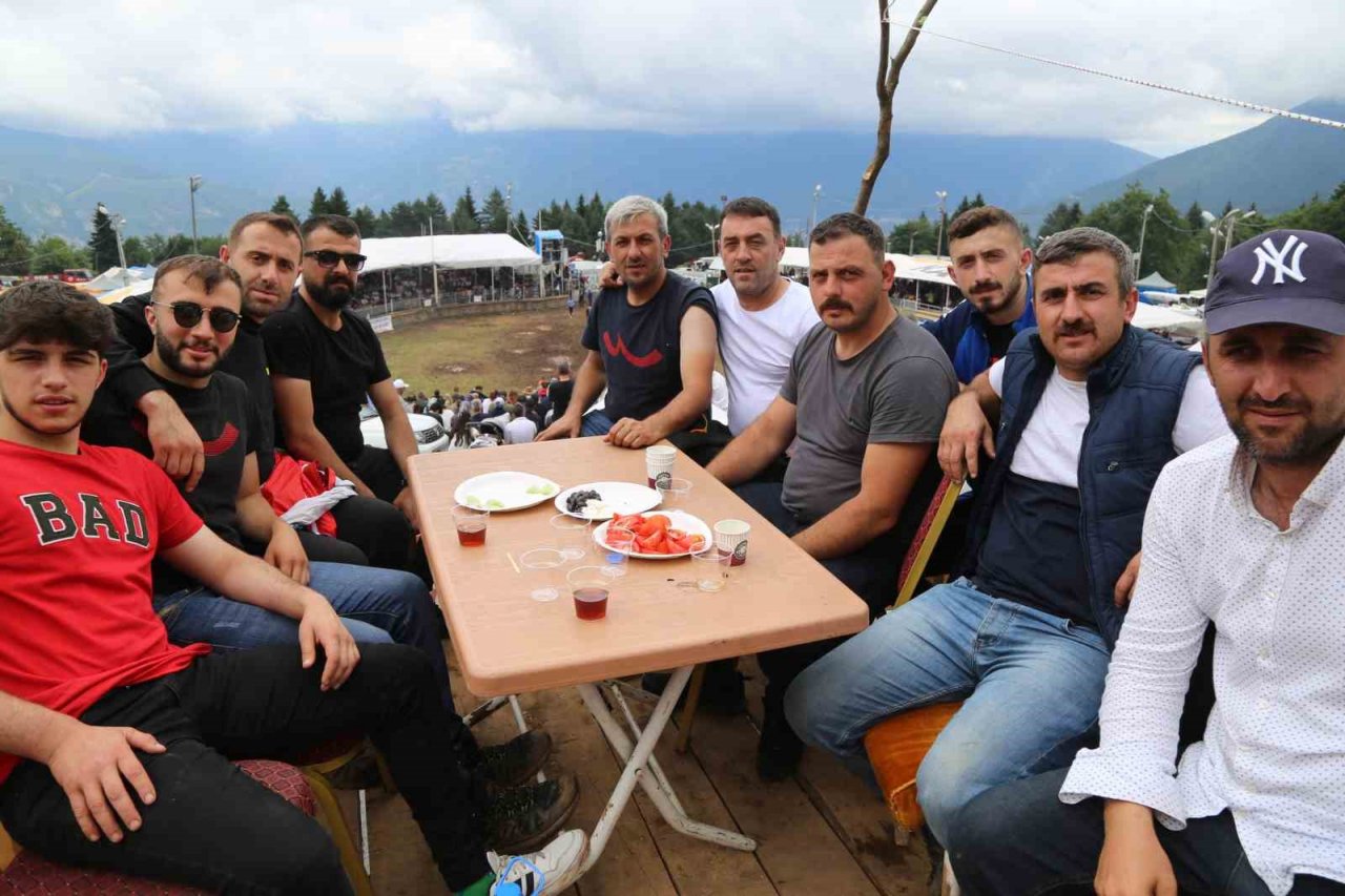 Kafkasör Festivali’nin 3. gününde 32 boğa güreşti