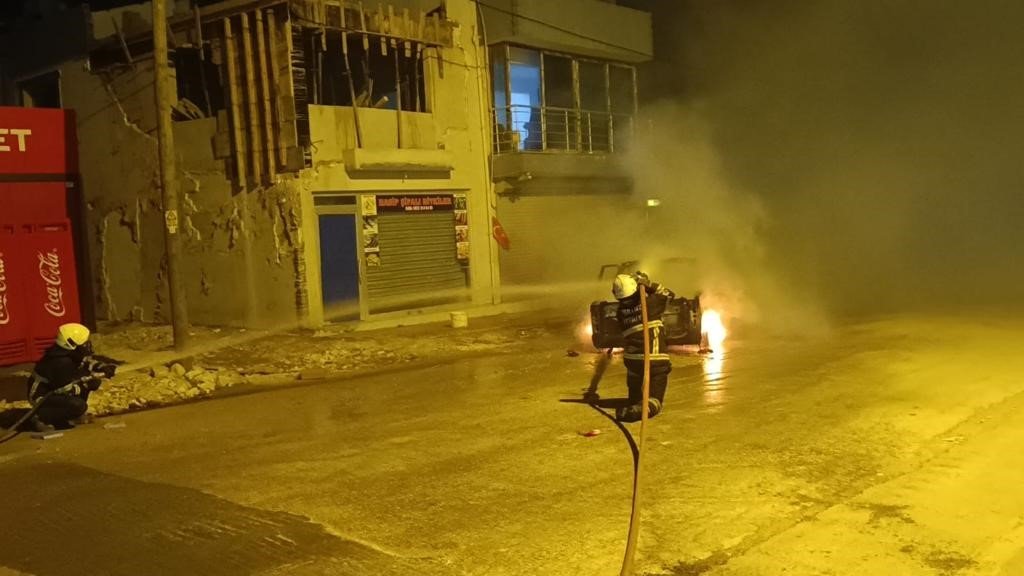 Yanan araç itfaiye ekibi tarafından söndürüldü