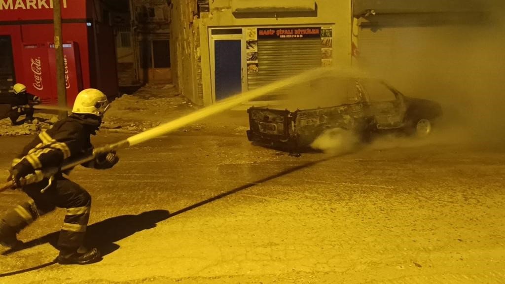Yanan araç itfaiye ekibi tarafından söndürüldü
