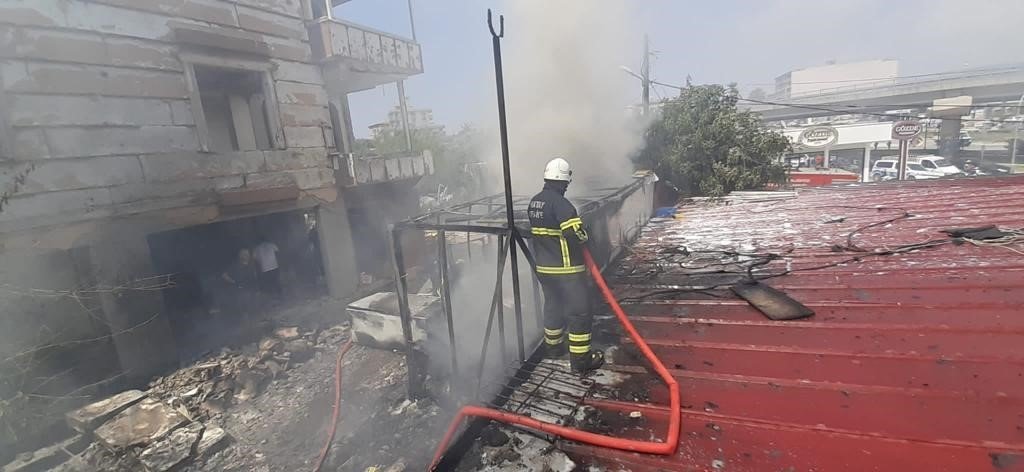 Hatay’da depo ve bahçe yangını